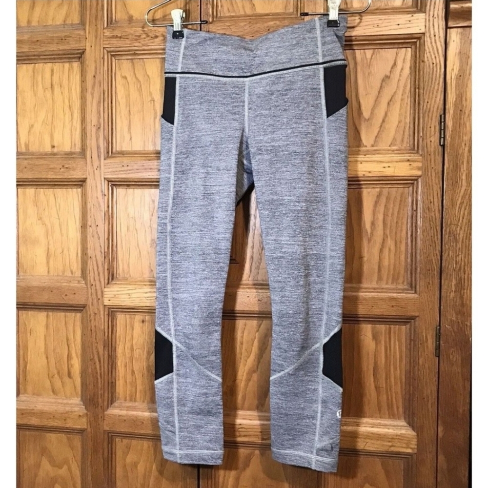 Lululemon Run For Fun Women's 4 Lightweight Crop Legging‎ Black Gray Zip Pockets